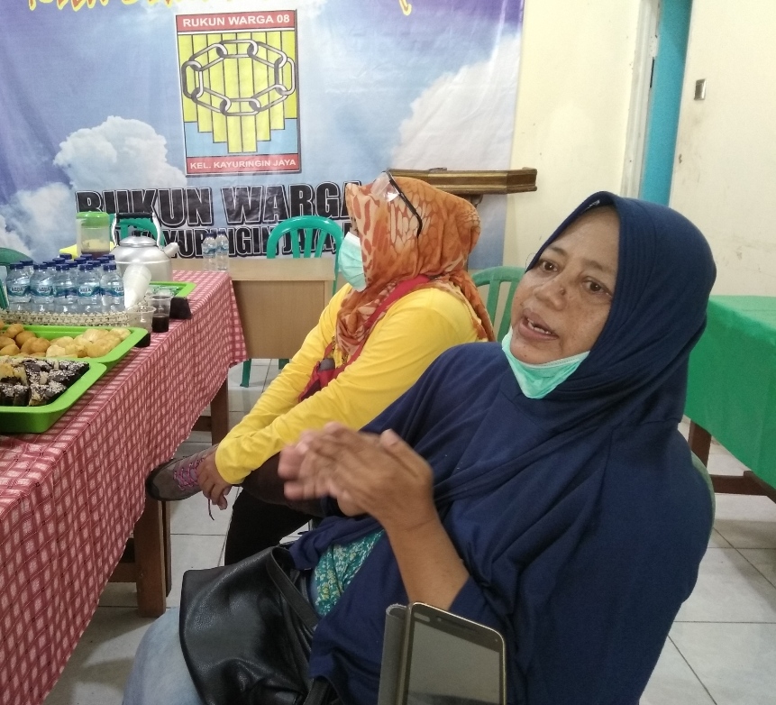 Ketua RW 08 Kayuringin Jaya Pimpin Penyemprotan Disinfektan ke Rumah Warga
