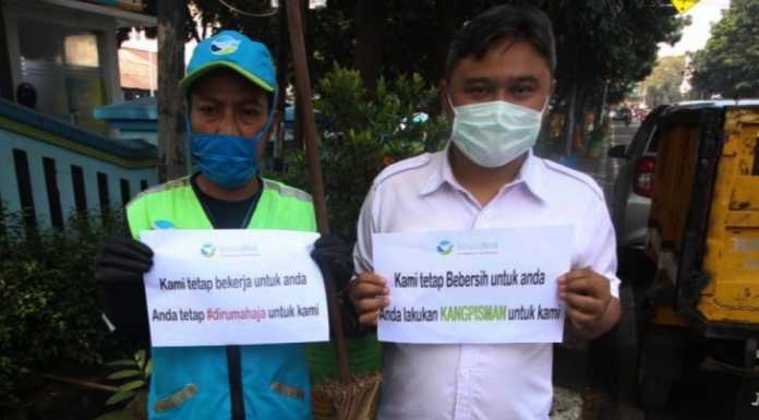 Perang Lawan COVID 19, Pemkot Bandung Bagikan Vitamin dan Masker Ke Petugas Kebersihan (bandung.go.id)