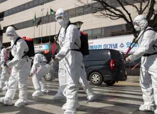 Tentara Korea Selatan mengenakan pakaian pelindung semprotan desinfektan di Daegu, Korea Selatan, 2 Maret 2020. (CGTN.COM)