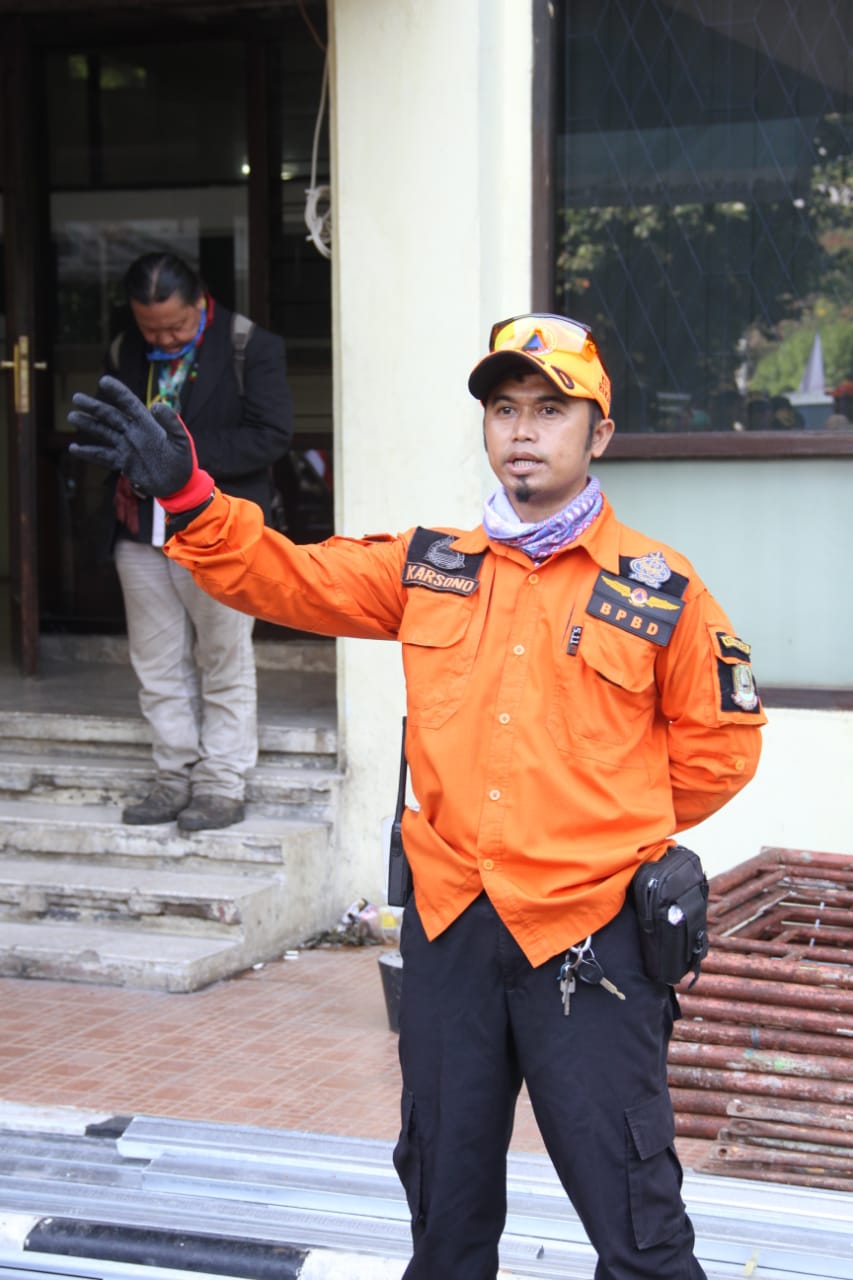 Penyemprotan Disinfektan Massal di Jalan Ir Juanda Bekasi Terkendala Aktifitas Warga