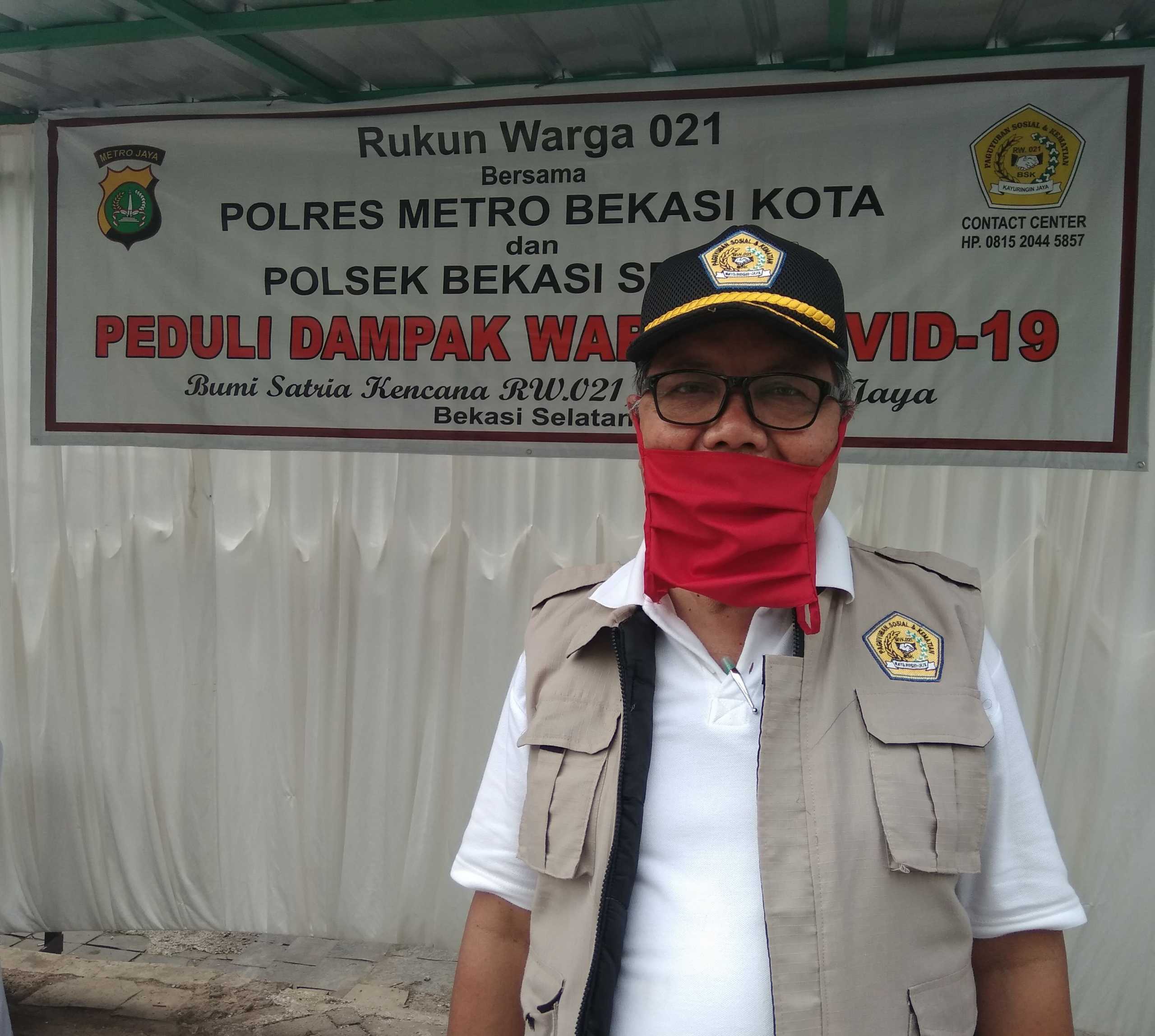Pengurus RW 21 Kayuringin Bersama TNI-Polri Berbagi Paket Sembako pada Warga Terdampak Covid-19