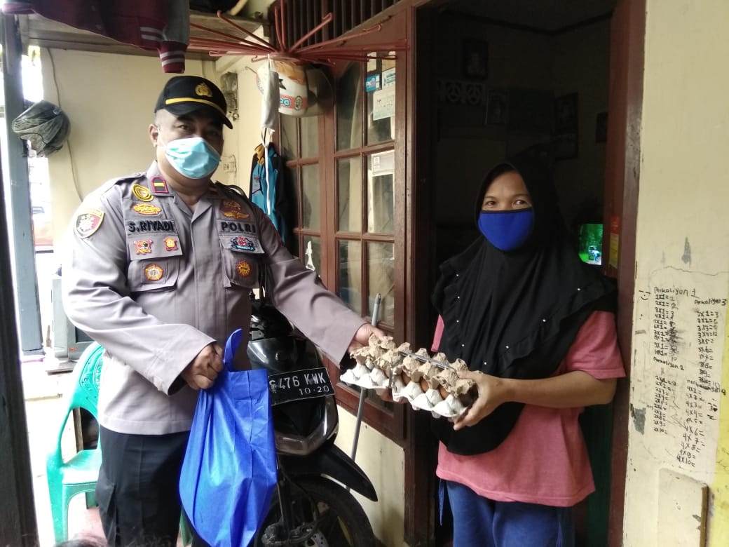Yayasan Rindang Indonesia Gandeng Polsek Pondok Gede Sebar Bantuan Sembako pada Warga Terdampak Covid-19