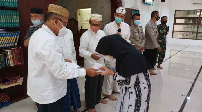 Penyerahan santunan bagi anak yatim di Lingkungan RW 021 dan 022 Bumi Satria Kencana Kayuringin Jaya Bekasi, Sabtu 8 Mei 2021. Foto : hatta.