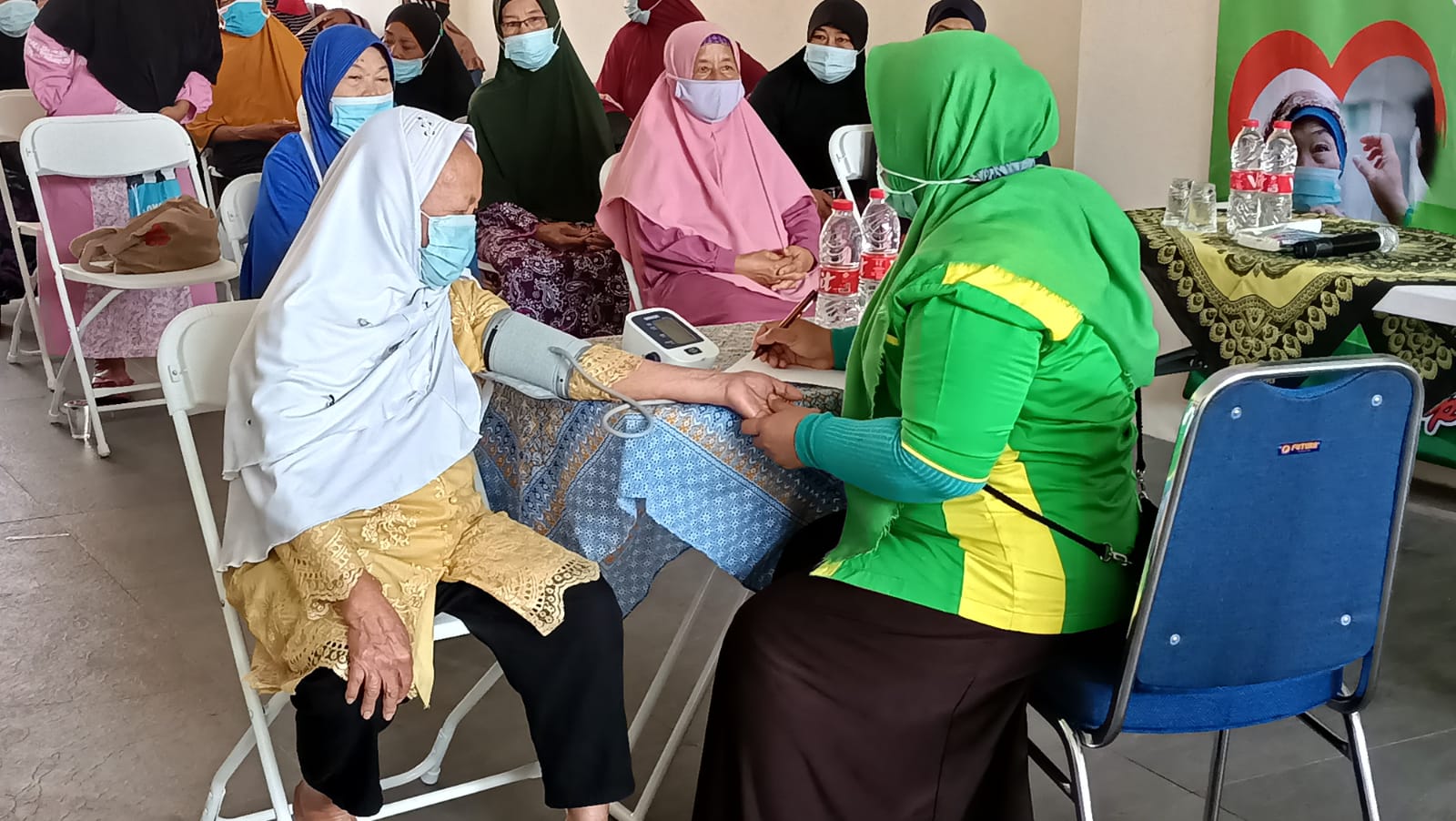 Yayasan Generasi Peduli Indonesia Gelar Baksos Kesehatan bagi Ibu Lansia RW 04 Jatikramat Bekasi