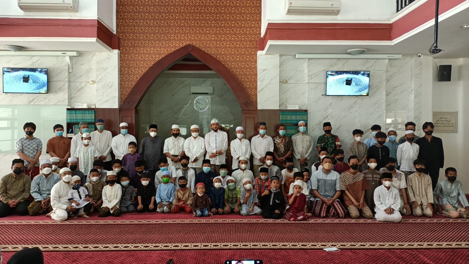 Momen Peringatan Isra Mi'raj, Seksi Sosial RW 021 Kayuringin Jaya Bersama 3 DKM Masjid Menggelar Santunan 153 Anak Yatim